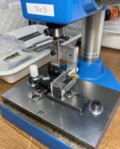 ハンドプレスに位置決め圧入治具取付